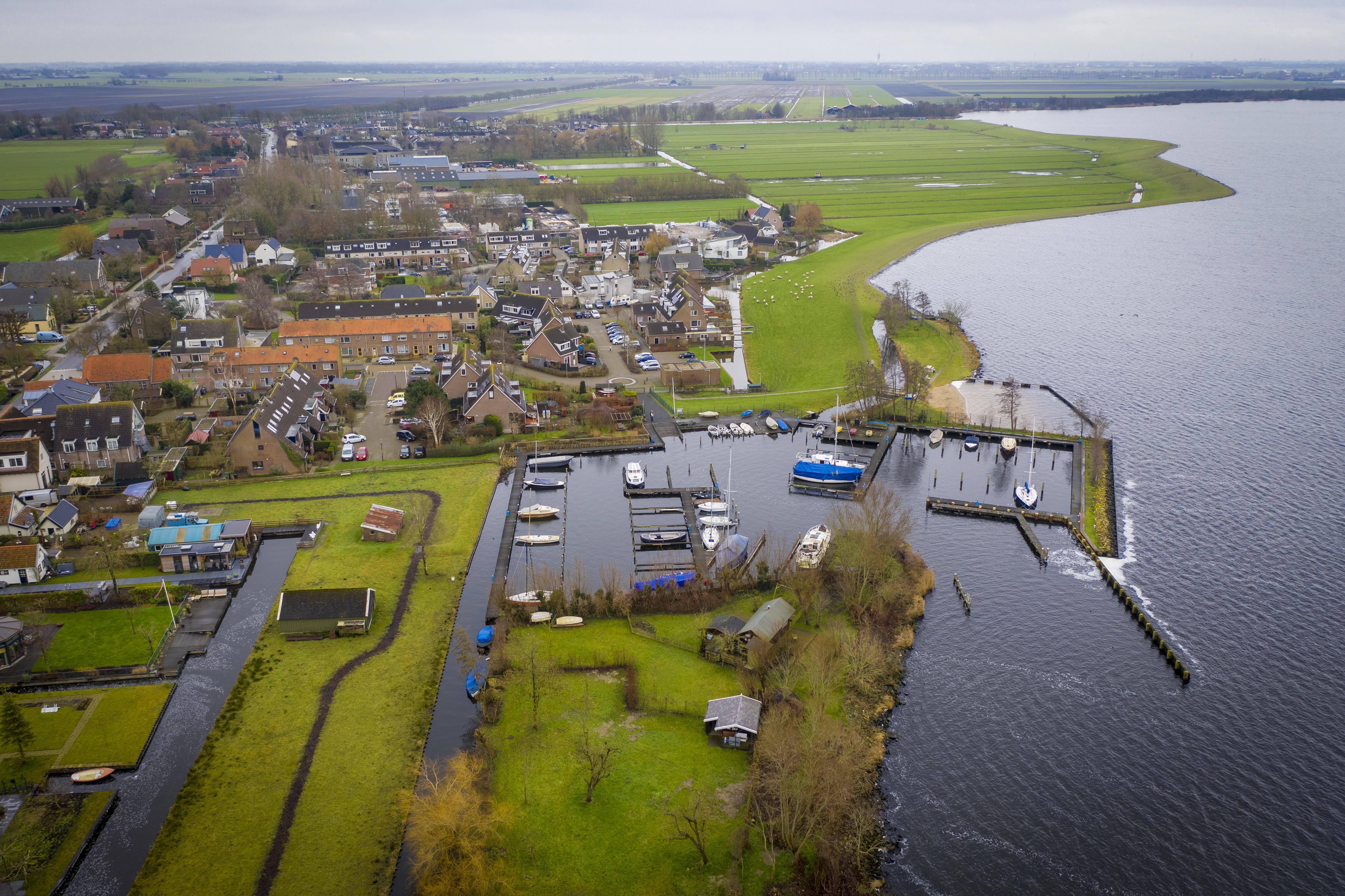 Omstreden verkoop dorpshaven ’t Venegat in Rijnsaterwoude van de baan